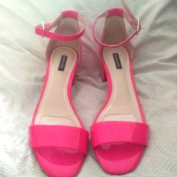 Heels - Picture 3 of 10